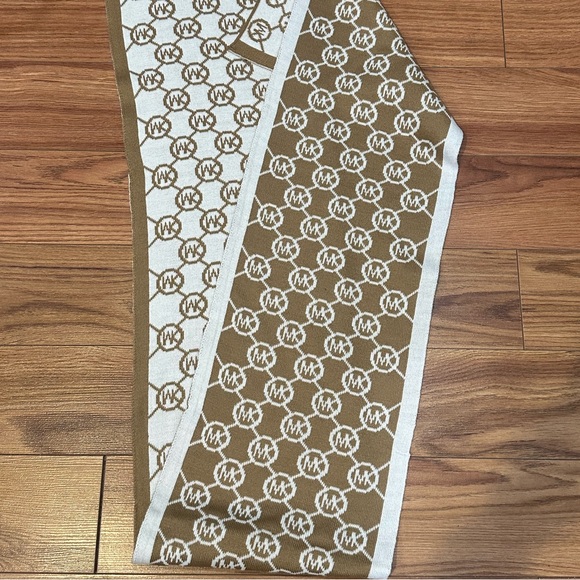 NWT- Micheal Kors Logo Scarf - Picture 3 of 7